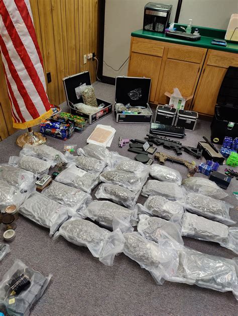 , Sheriff Deputies were dispatched to the 700 block of High Street in Saint Albans, Kanawha County, <b>West Virginia</b>. . Drug bust charleston wv 2022